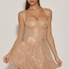 Sukienka mini Felicity z ozdobnym dekoltem halter i falbaną w kolorze migdałowym Sukienka mini Felicity z ozdobnym dekoltem halter i falbaną w kolorze migdałowym