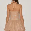 Sukienka mini Felicity z ozdobnym dekoltem halter i falbaną w kolorze migdałowym Sukienka mini Felicity z ozdobnym dekoltem halter i falbaną w kolorze migdałowym