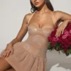 Sukienka mini Felicity z ozdobnym dekoltem halter i falbaną w kolorze migdałowym Sukienka mini Felicity z ozdobnym dekoltem halter i falbaną w kolorze migdałowym
