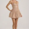 Sukienka mini Felicity z ozdobnym dekoltem halter i falbaną w kolorze migdałowym Sukienka mini Felicity z ozdobnym dekoltem halter i falbaną w kolorze migdałowym