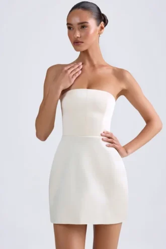 Sukienka Mini Haisley z usztywnionym stanikiem typu bandeau w kolorze kości słoniowej Sukienka Mini Haisley z usztywnionym stanikiem typu bandeau w kolorze kości słoniowej