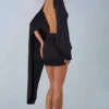 Sukienka Mini Lida z drapowanym peleryną w kolorze czarnym Sukienka Mini Lida z drapowanym peleryną w kolorze czarnym