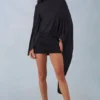 Sukienka Mini Lida z drapowanym peleryną w kolorze czarnym Sukienka Mini Lida z drapowanym peleryną w kolorze czarnym