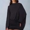 Sukienka Mini Lida z drapowanym peleryną w kolorze czarnym Sukienka Mini Lida z drapowanym peleryną w kolorze czarnym