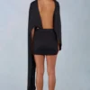 Sukienka Mini Lida z drapowanym peleryną w kolorze czarnym Sukienka Mini Lida z drapowanym peleryną w kolorze czarnym