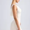 Sukienka Mini Tigen z odkrytymi ramionami i marszczonym tyłem w kolorze kości słoniowej