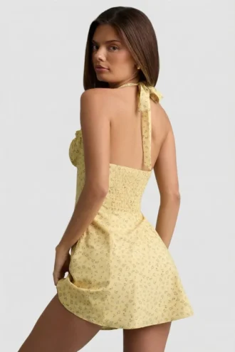 Sukienka mini z dekoltem halter i krojem w literę A w żółty kwiatowy wzór Sukienka mini z dekoltem halter i krojem w literę A w żółty kwiatowy wzór