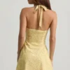 Sukienka mini z dekoltem halter i krojem w literę A w żółty kwiatowy wzór Sukienka mini z dekoltem halter i krojem w literę A w żółty kwiatowy wzór