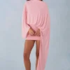 Sukienka Mini z drapowaną peleryną Lida w kolorze pudrowego różu Sukienka Mini z drapowaną peleryną Lida w kolorze pudrowego różu