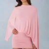 Sukienka Mini z drapowaną peleryną Lida w kolorze pudrowego różu Sukienka Mini z drapowaną peleryną Lida w kolorze pudrowego różu