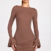 Sukienka mini z długim rękawem i drapowaniem, wykonana z modalu prążkowanego, w kolorze mokka