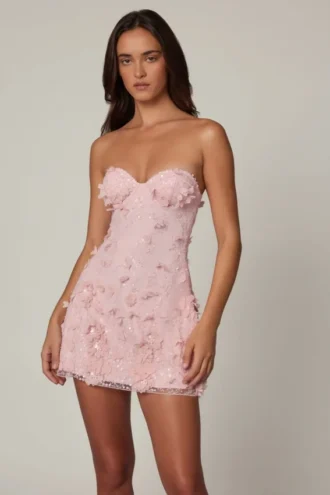 Sukienka mini z ozdobnym stanikiem typu bandeau i rozkloszowaną spódnicą Edita w kolorze baletowego różu Sukienka mini z ozdobnym stanikiem typu bandeau i rozkloszowaną spódnicą Edita w kolorze baletowego różu