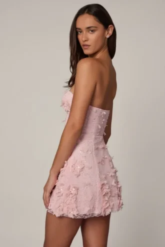 Sukienka mini z ozdobnym stanikiem typu bandeau i rozkloszowaną spódnicą Edita w kolorze baletowego różu Sukienka mini z ozdobnym stanikiem typu bandeau i rozkloszowaną spódnicą Edita w kolorze baletowego różu