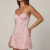 Sukienka mini z ozdobnym stanikiem typu bandeau i rozkloszowaną spódnicą Edita w kolorze baletowego różu