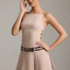 Sukienka mini z plisami i paskiem z tyłu Leilani w kolorze grzybowym Sukienka mini z plisami i paskiem z tyłu Leilani w kolorze grzybowym