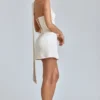 Sukienka Mini z satyny z drapowanym dekoltem typu halter w kolorze kości słoniowej Sukienka Mini z satyny z drapowanym dekoltem typu halter w kolorze kości słoniowej