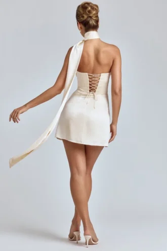 Sukienka Mini z satyny z drapowanym dekoltem typu halter w kolorze kości słoniowej Sukienka Mini z satyny z drapowanym dekoltem typu halter w kolorze kości słoniowej