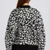 Sweter oversize z dzianiny żakardowej w kolorze czarnym Sweter oversize z dzianiny żakardowej w kolorze czarnym