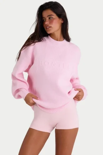 Sweter oversize z dzianiny prążkowanej w kolorze jasnoróżowym
