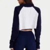 Sweter z dzianiny prążkowanej z zamkiem 1/4 i skróconym krojem w klasycznym granatowym kolorze Sweter z dzianiny prążkowanej z zamkiem 1/4 i skróconym krojem w klasycznym granatowym kolorze