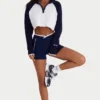 Sweter z dzianiny prążkowanej z zamkiem 1/4 i skróconym krojem w klasycznym granatowym kolorze Sweter z dzianiny prążkowanej z zamkiem 1/4 i skróconym krojem w klasycznym granatowym kolorze