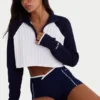 Sweter z dzianiny prążkowanej z zamkiem 1/4 i skróconym krojem w klasycznym granatowym kolorze Sweter z dzianiny prążkowanej z zamkiem 1/4 i skróconym krojem w klasycznym granatowym kolorze