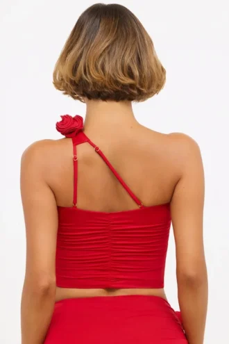 Tesia Slinky Jersey Rose Detail Asymmetric Top w kolorze szkarłatnej czerwieni