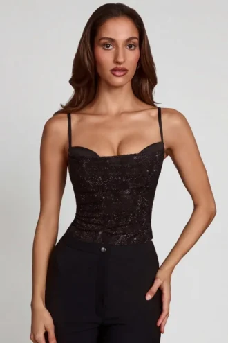 Top Armelia z ozdobnym dekoltem typu peekaboo i kapturem w kolorze czarnym