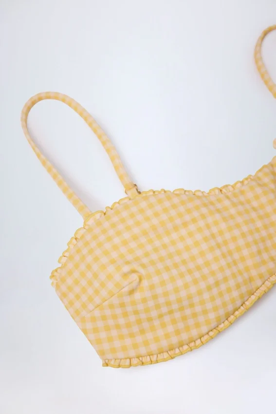 Top bikini bandeau z falbanami Portbou w żółtą kratkę Top bikini bandeau z falbanami Portbou w żółtą kratkę