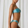 Top bikini bandeau z turkusowymi detalami z pereł słodkowodnych Top bikini bandeau z turkusowymi detalami z pereł słodkowodnych