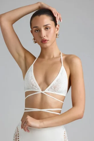 top bikini liberty z ozdobnymi krzyujcymi si ramiczkami w kolorze koci soniowej 2 330x495 - Top bikini Liberty z ozdobnymi krzyżującymi się ramiączkami w kolorze kości słoniowej