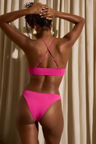 Top bikini Mykonos z wycięciem w kształcie klucza w kolorze fuksji Top bikini Mykonos z wycięciem w kształcie klucza w kolorze fuksji