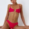 Top bikini Sanibel z wycięciami i łańcuszkami w kolorze malinowym Top bikini Sanibel z wycięciami i łańcuszkami w kolorze malinowym