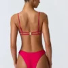 Top bikini Sanibel z wycięciami i łańcuszkami w kolorze malinowym Top bikini Sanibel z wycięciami i łańcuszkami w kolorze malinowym