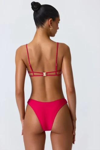 Top bikini Sanibel z wycięciami i łańcuszkami w kolorze malinowym Top bikini Sanibel z wycięciami i łańcuszkami w kolorze malinowym