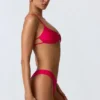 Top bikini Sanibel z wycięciami i łańcuszkami w kolorze malinowym Top bikini Sanibel z wycięciami i łańcuszkami w kolorze malinowym