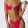 Top bikini Sanibel z wycięciami i łańcuszkami w kolorze malinowym Top bikini Sanibel z wycięciami i łańcuszkami w kolorze malinowym