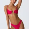 Top bikini Sanibel z wycięciami i łańcuszkami w kolorze malinowym Top bikini Sanibel z wycięciami i łańcuszkami w kolorze malinowym