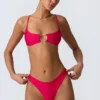 Top bikini Sanibel z wycięciami i łańcuszkami w kolorze malinowym Top bikini Sanibel z wycięciami i łańcuszkami w kolorze malinowym
