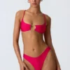 Top bikini Sanibel z wycięciami i łańcuszkami w kolorze malinowym Top bikini Sanibel z wycięciami i łańcuszkami w kolorze malinowym