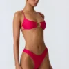Top bikini Sanibel z wycięciami i łańcuszkami w kolorze malinowym Top bikini Sanibel z wycięciami i łańcuszkami w kolorze malinowym