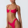 Top bikini Sanibel z wycięciami i łańcuszkami w kolorze malinowym Top bikini Sanibel z wycięciami i łańcuszkami w kolorze malinowym