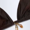 Top bikini w trójkątnym kształcie z ozdobnymi detalami w kolorze ciemnej czekolady Top bikini w trójkątnym kształcie z ozdobnymi detalami w kolorze ciemnej czekolady