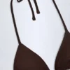 Top bikini w trójkątnym kształcie z ozdobnymi detalami w kolorze ciemnej czekolady Top bikini w trójkątnym kształcie z ozdobnymi detalami w kolorze ciemnej czekolady