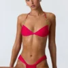 Top bikini z marszczonym dekoltem halter i zdobieniami w kolorze malinowo-różowym Top bikini z marszczonym dekoltem halter i zdobieniami w kolorze malinowo-różowym