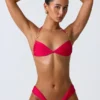 Top bikini z marszczonym dekoltem halter i zdobieniami w kolorze malinowo-różowym Top bikini z marszczonym dekoltem halter i zdobieniami w kolorze malinowo-różowym