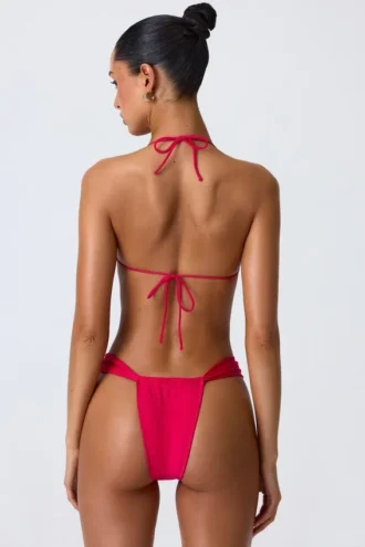 Top bikini z marszczonym dekoltem halter i zdobieniami w kolorze malinowo-różowym Top bikini z marszczonym dekoltem halter i zdobieniami w kolorze malinowo-różowym