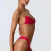 Top bikini z marszczonym dekoltem halter i zdobieniami w kolorze malinowo-różowym Top bikini z marszczonym dekoltem halter i zdobieniami w kolorze malinowo-różowym