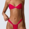 Top bikini z marszczonym dekoltem halter i zdobieniami w kolorze malinowo-różowym Top bikini z marszczonym dekoltem halter i zdobieniami w kolorze malinowo-różowym