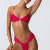 Top bikini z marszczonym dekoltem halter i zdobieniami w kolorze malinowo-różowym Top bikini z marszczonym dekoltem halter i zdobieniami w kolorze malinowo-różowym